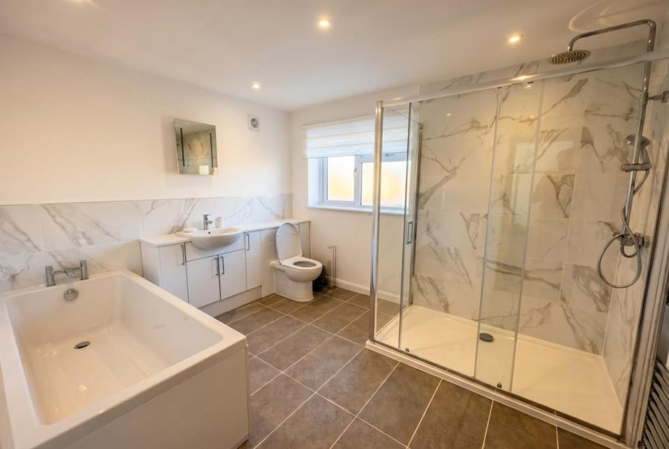 Shower, Toilet, Bathroom, Bath, towels