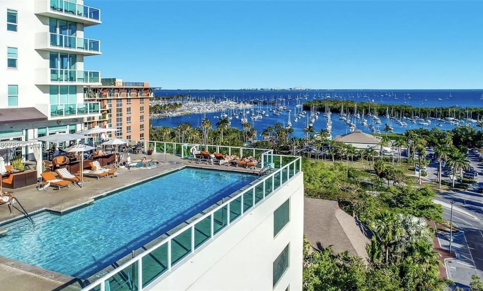 Balcony Ocean Views - Pool, Gym, Wi-Fi & Parking Apartment in Coconut Grove