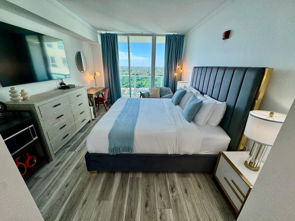 Balcony Ocean Views - Pool, Gym, Wi-Fi & Parking Apartment in Coconut Grove