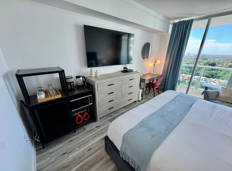 Balcony Ocean Views - Pool, Gym, Wi-Fi & Parking Apartment in Coconut Grove