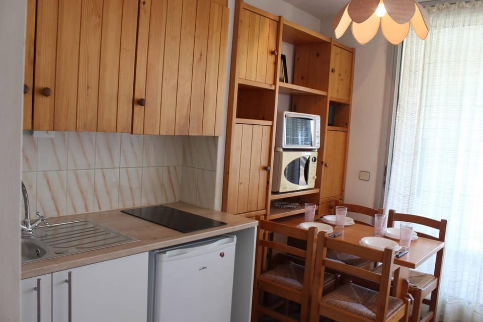 Kitchen or kitchenette, Dining area, oven