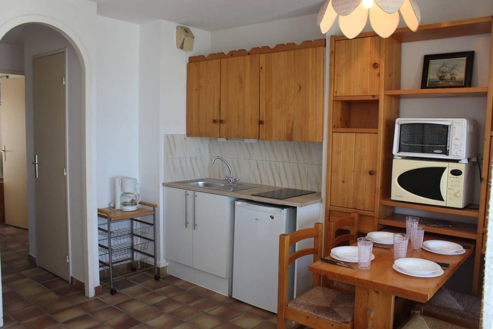 Coffee/tea facilities, Kitchen or kitchenette, stove