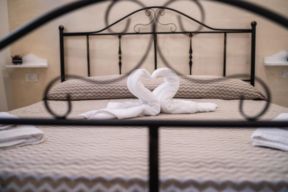 Bed, towels