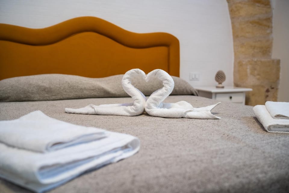 Bed, towels