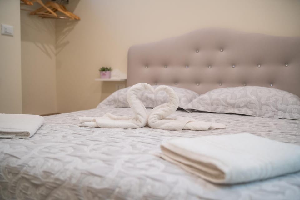 Toilet, Bed, towels