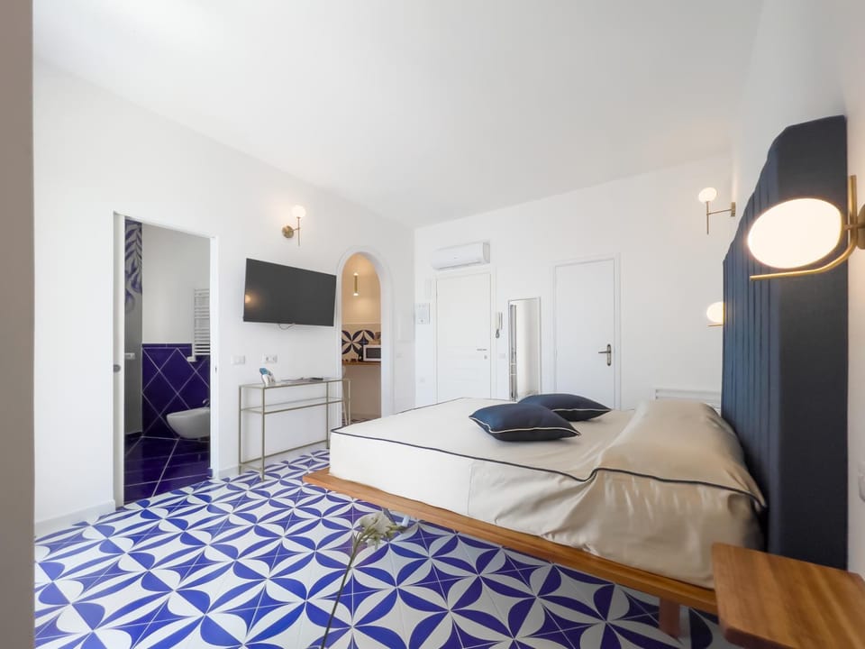 Bed, TV and multimedia, Photo of the whole room, Bedroom