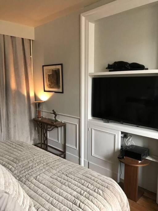 Bed, TV and multimedia, Photo of the whole room, Bedroom