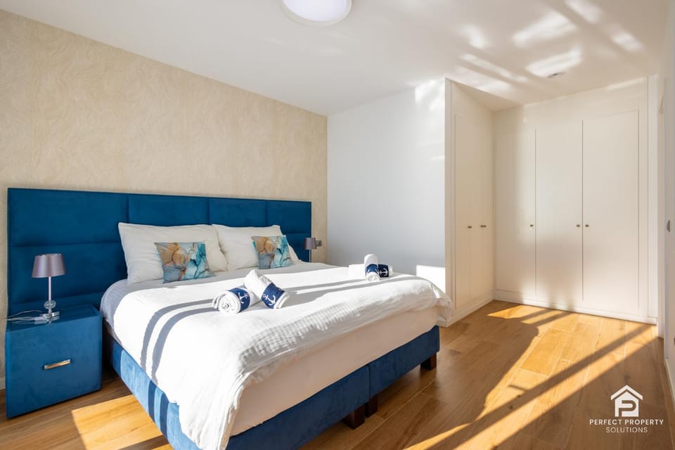 Bed, Photo of the whole room, Bedroom, towels, wardrobe