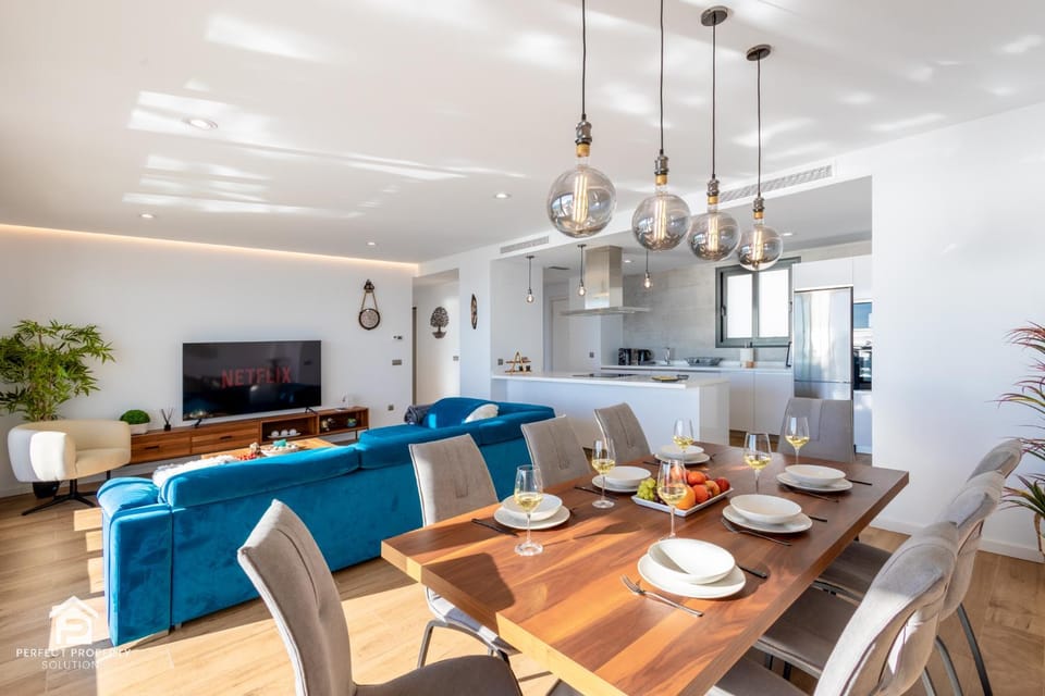 TV and multimedia, Living room, Seating area, Dining area