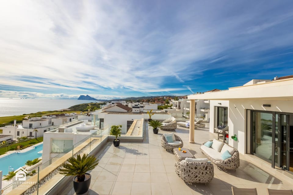 Property building, View (from property/room), Balcony/Terrace, Seating area, Pool view, Swimming pool, sunbed