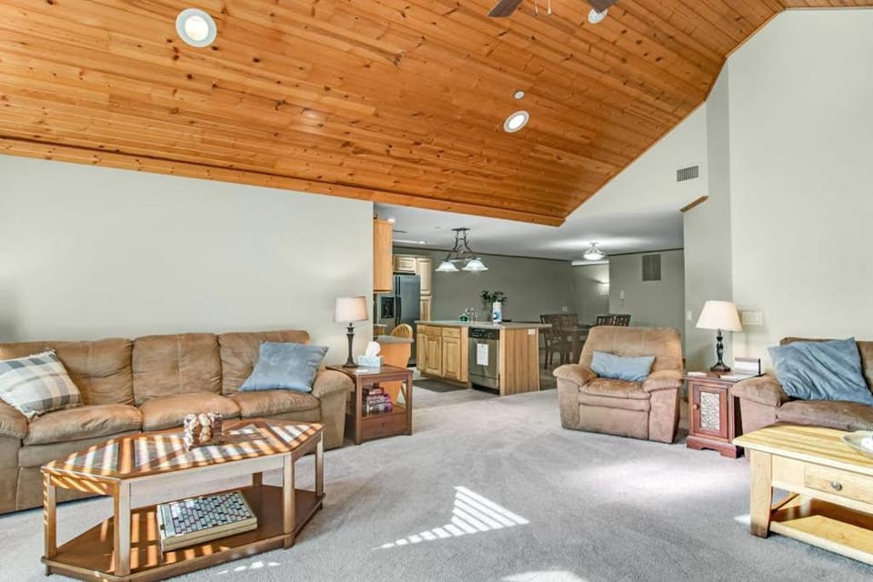 Sunset Condominiums: Castle Rock Retreat House in Castle Rock Lake