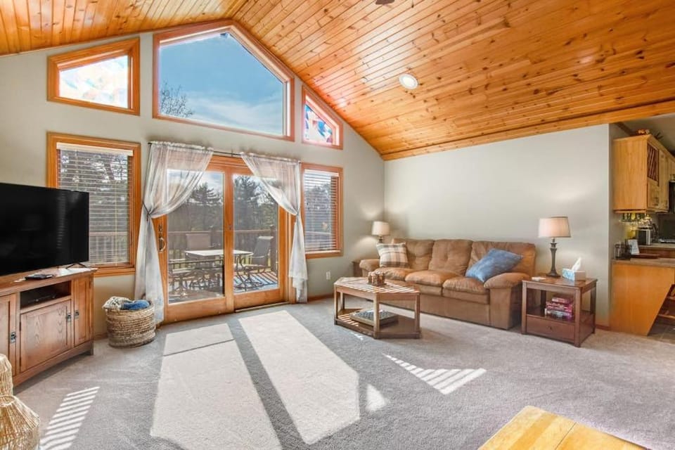 Sunset Condominiums: Castle Rock Retreat House in Castle Rock Lake