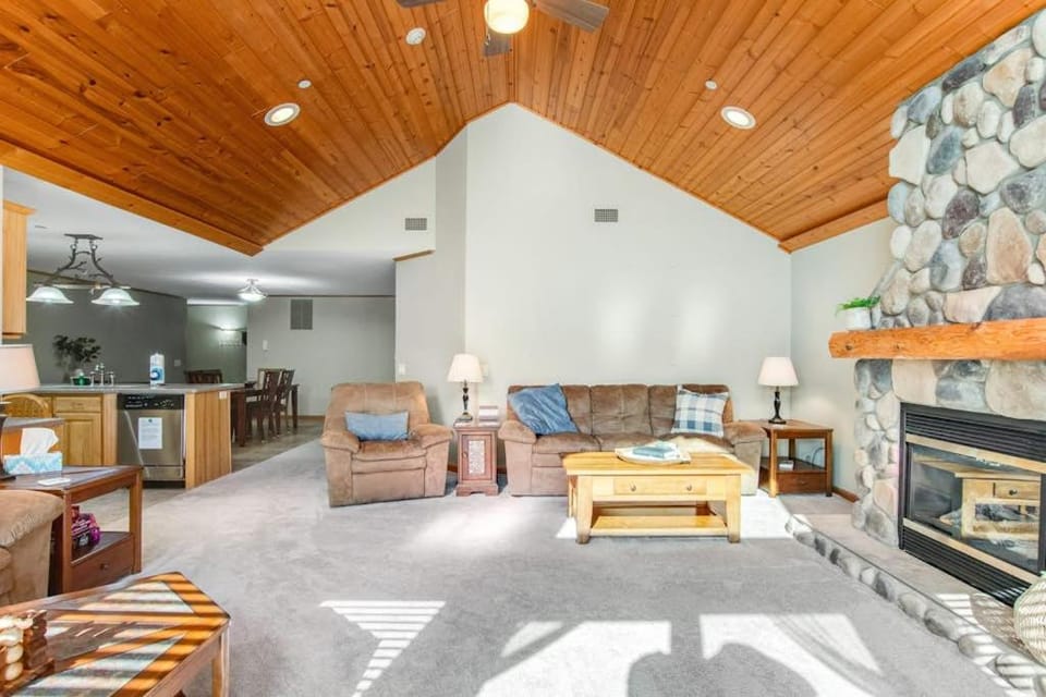 Sunset Condominiums: Castle Rock Retreat House in Castle Rock Lake