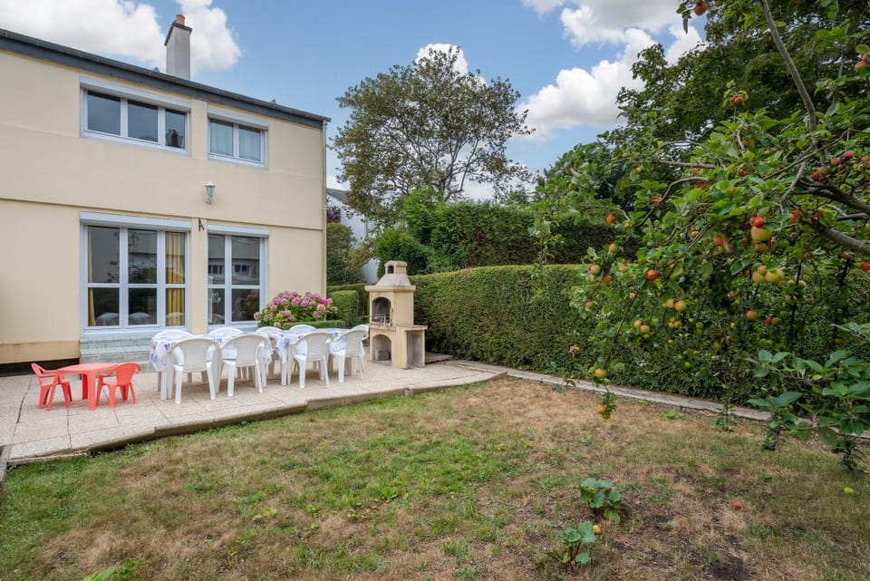 Patio, BBQ facilities, Garden, furniture