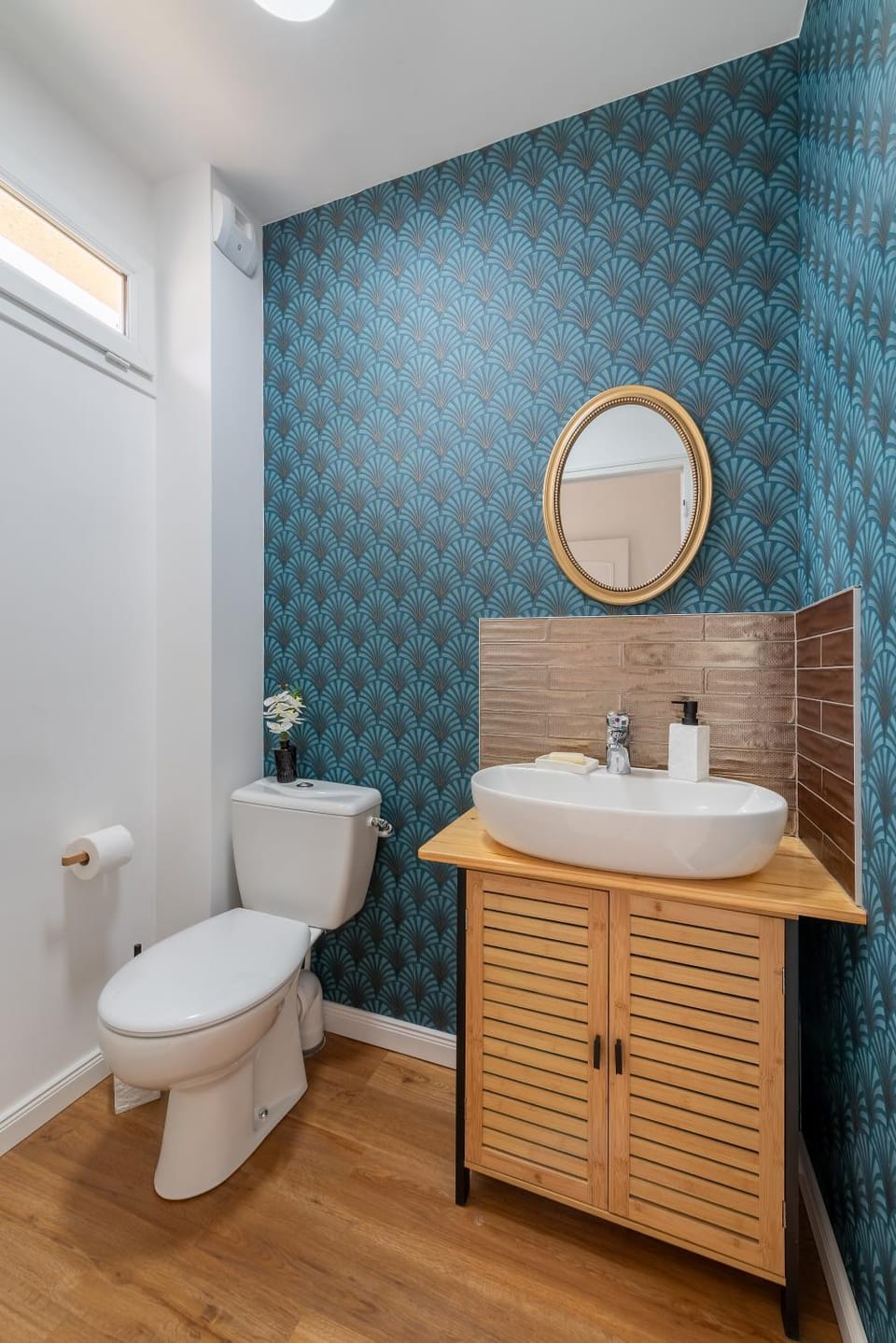 Toilet, towels
