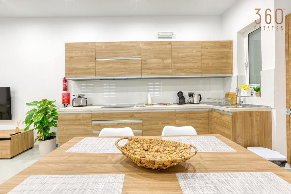 Kitchen or kitchenette, Dining area, minibar