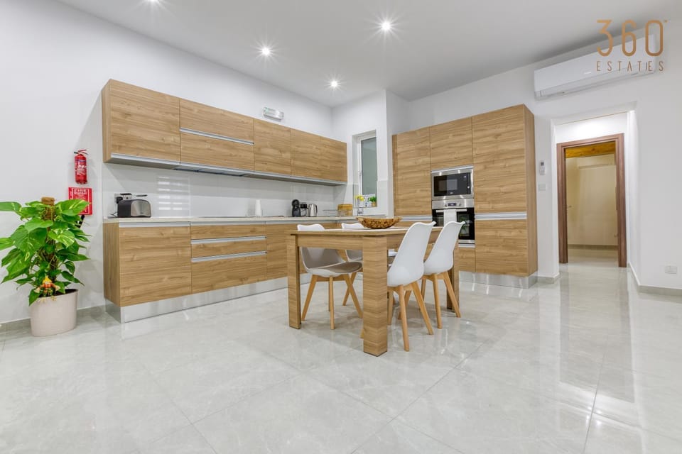TV and multimedia, Kitchen or kitchenette, Dining area, minibar, oven, pet friendly, stove