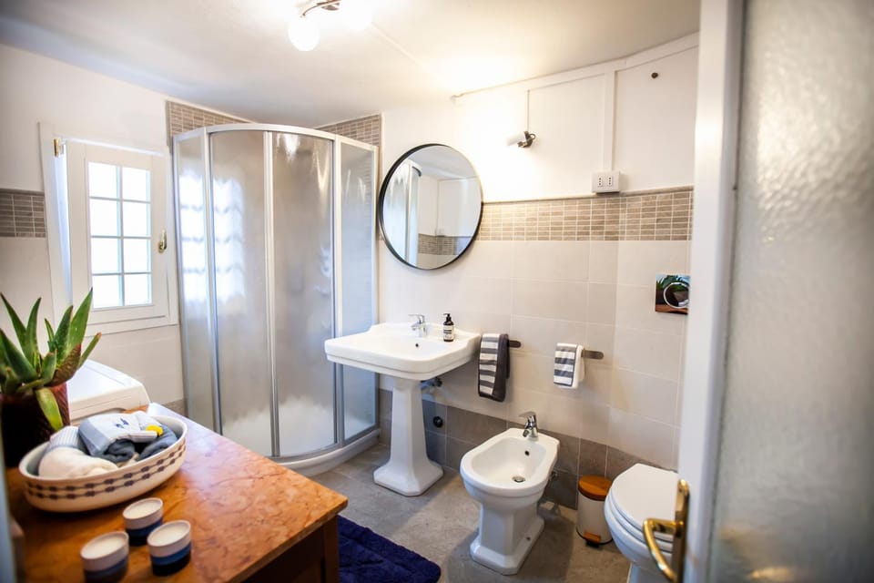Shower, Toilet, Bathroom, bidet, towels