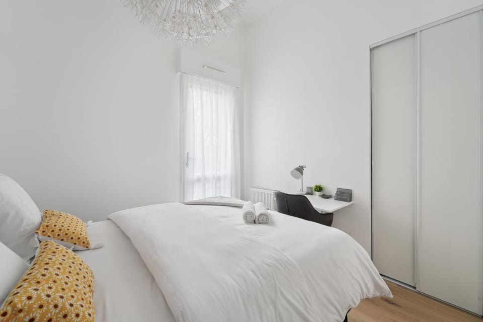 Bed, Photo of the whole room, Bedroom, wardrobe
