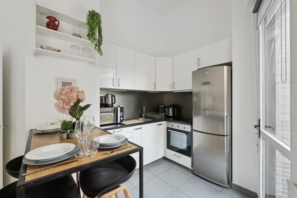 Kitchen or kitchenette, Dining area, minibar, stove