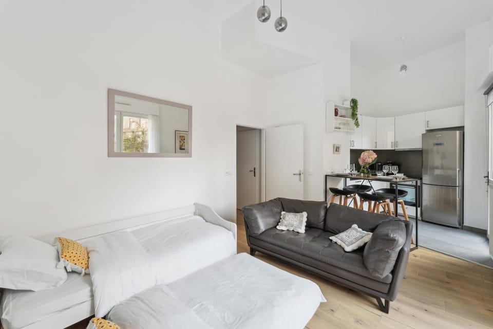 Bed, Living room, Photo of the whole room, Seating area