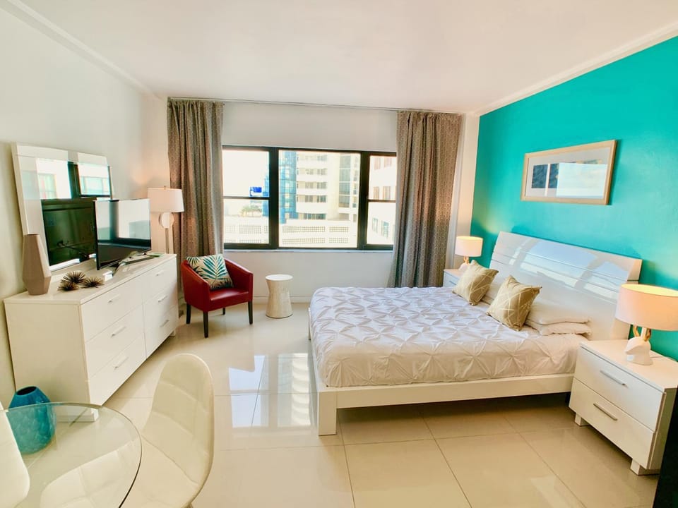 Beachfront - Pool & Direct Ocean Access Apartment in Miami Beach