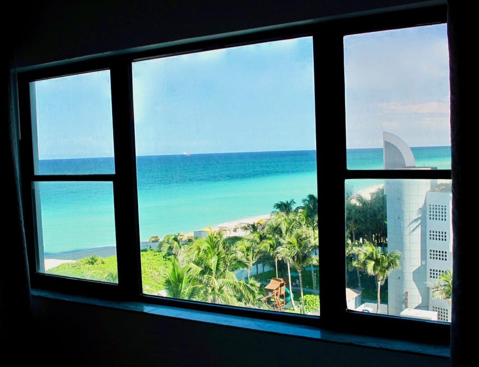 Beachfront - Pool & Direct Ocean Access Apartment in Miami Beach