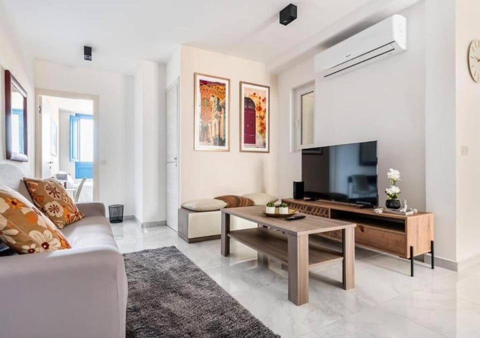 Communal lounge/ TV room, TV and multimedia, Living room, Seating area, Evening entertainment, air conditioner