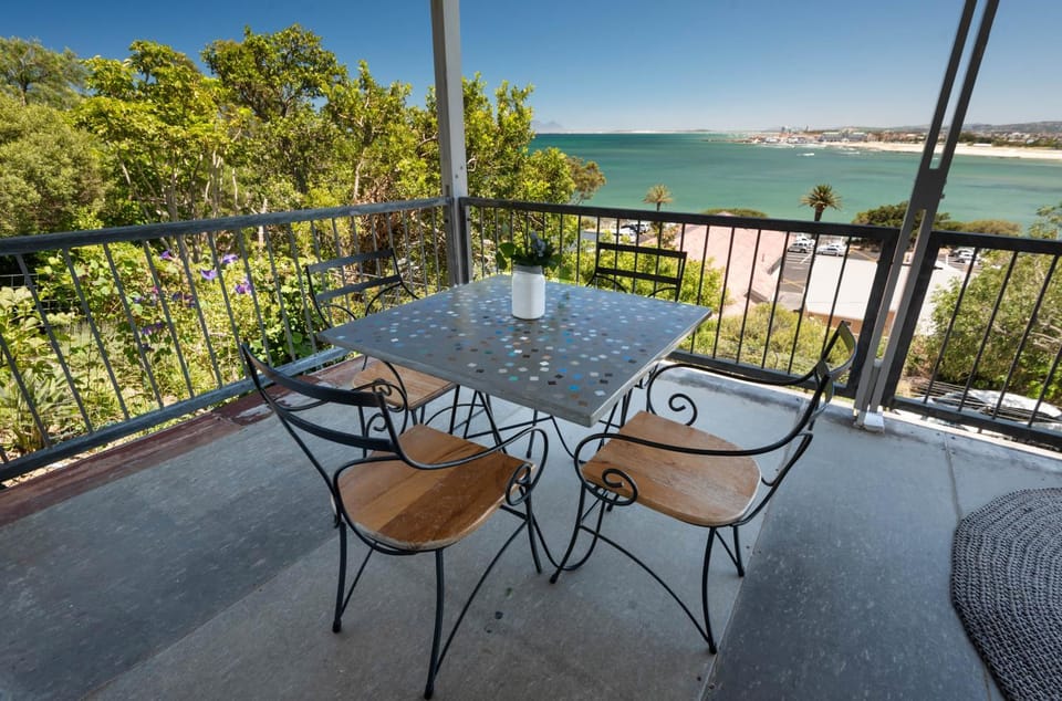 View (from property/room), Balcony/Terrace, Dining area