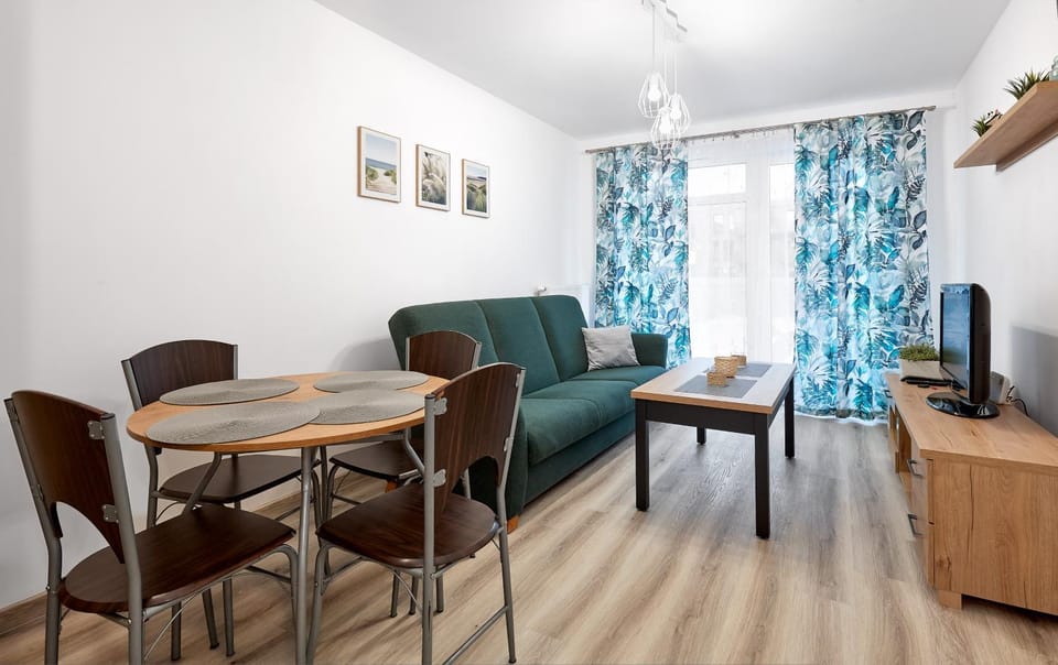 TV and multimedia, Living room, Seating area, Dining area, hair dresser