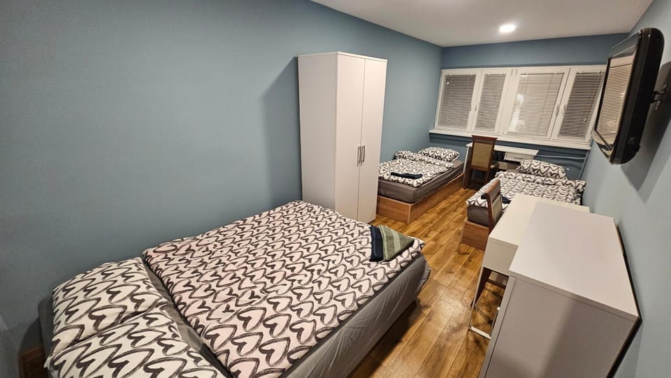 Bed, TV and multimedia, Photo of the whole room, Bedroom