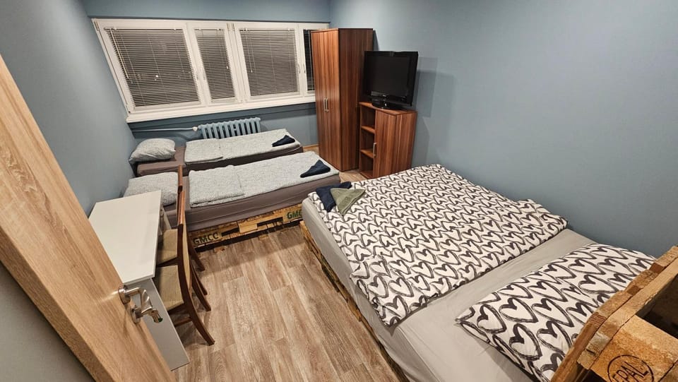 Bed, TV and multimedia, Bedroom