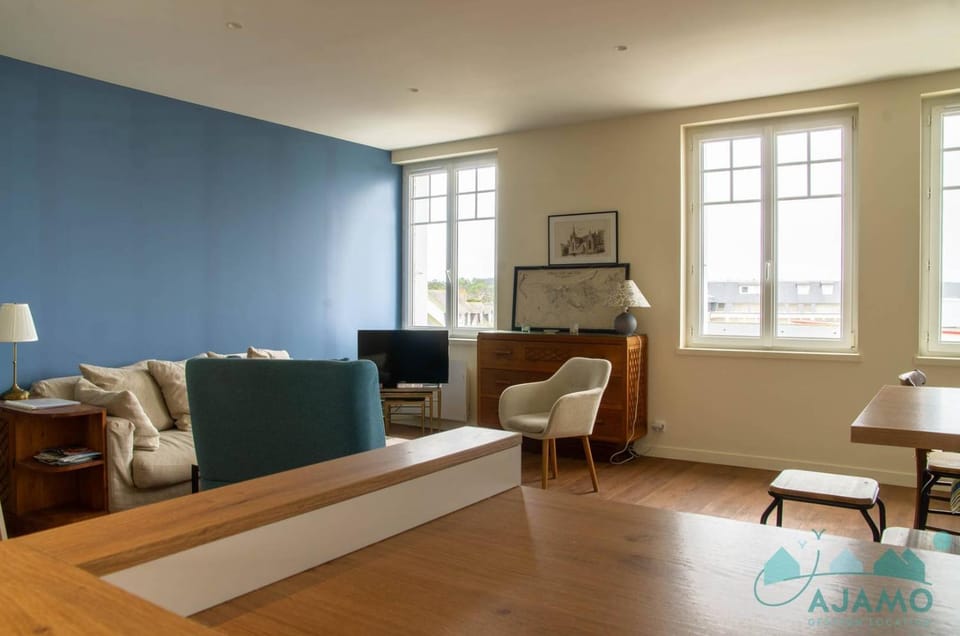 108 - Appartement T4, au dernier étage, avec ascenseur, de la résidence des Arcades, avec magnifique vue mer. Apartment in Brittany