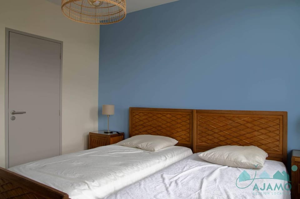 108 - Appartement T4, au dernier étage, avec ascenseur, de la résidence des Arcades, avec magnifique vue mer. Apartment in Brittany