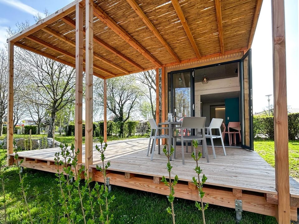 Property building, Spring, Balcony/Terrace, Garden view