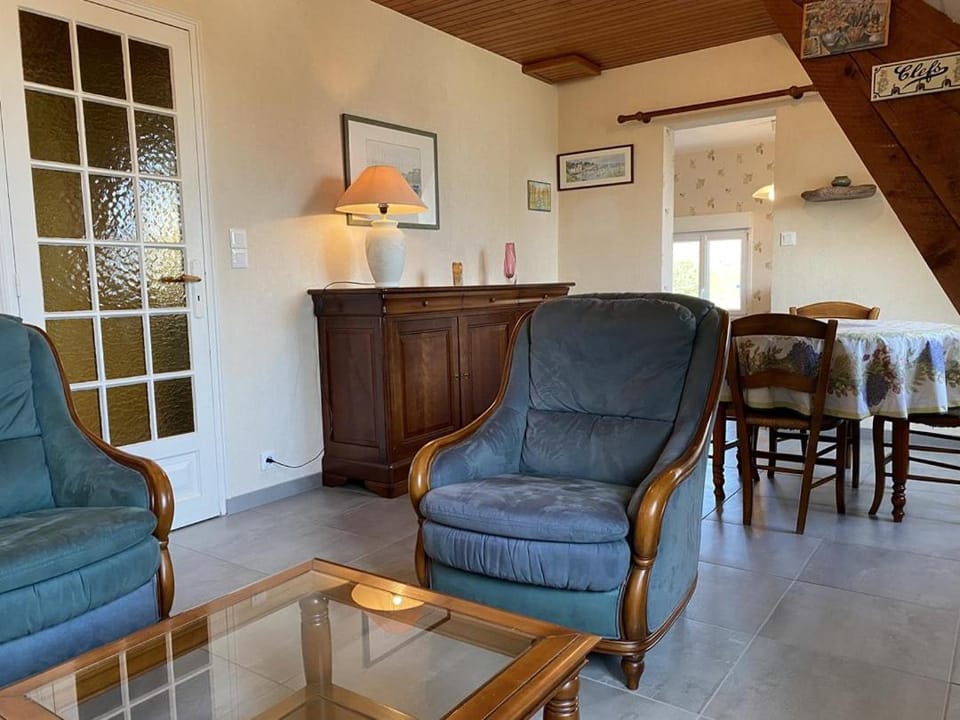 609 - Appartement T3 au premier étage d'une maison à quelques pas de la plage et des commerces d'Erquy Apartment in Brittany