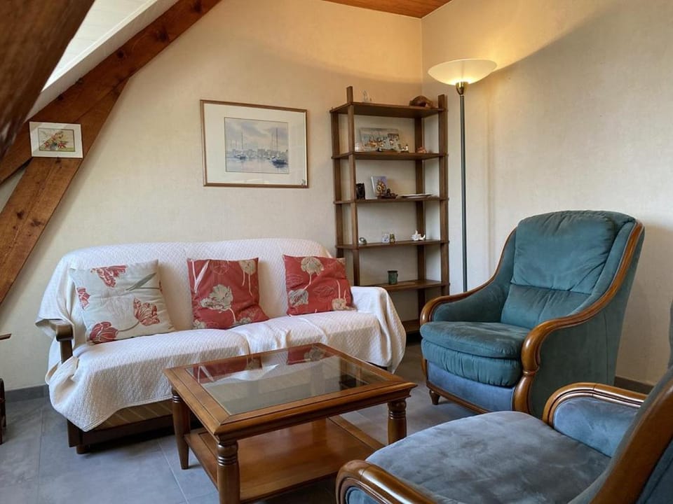 609 - Appartement T3 au premier étage d'une maison à quelques pas de la plage et des commerces d'Erquy Apartment in Brittany