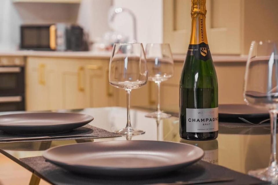 Modern 2 Bed Ground Floor - Private Parking - By Tempstay Apartment in Windsor