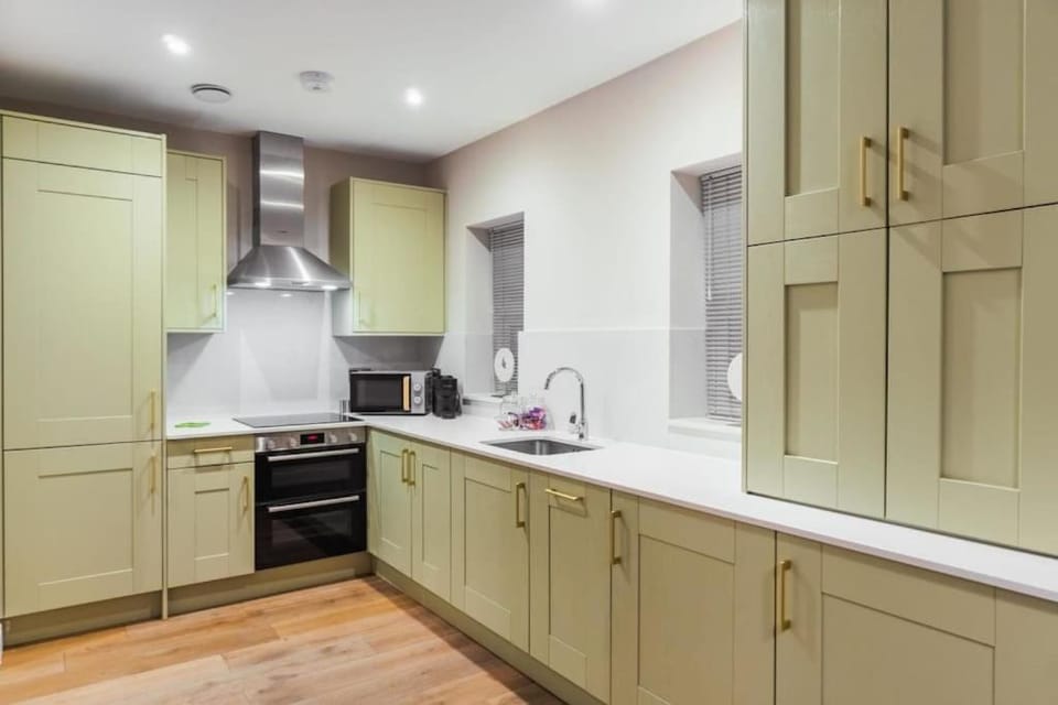 Modern 2 Bed Ground Floor - Private Parking - By Tempstay Apartment in Windsor