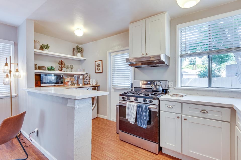 1 Mi to Shopping & Dining: Central Burbank Duplex House in Burbank
