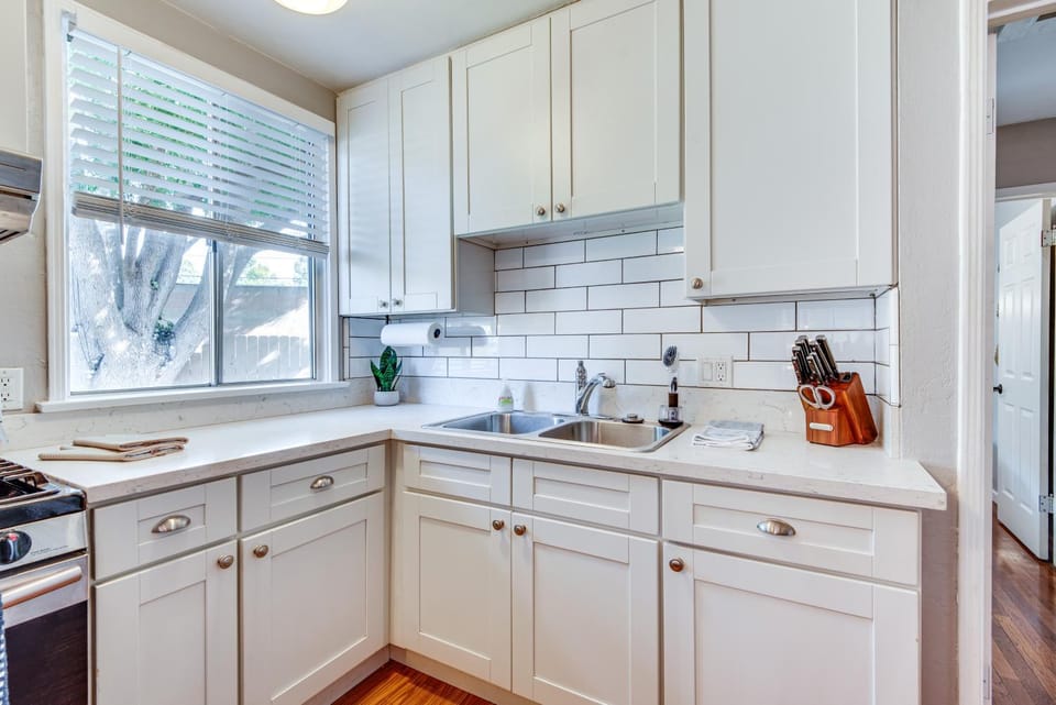 1 Mi to Shopping & Dining: Central Burbank Duplex House in Burbank