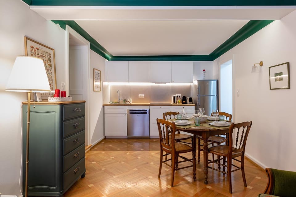 Kitchen or kitchenette, Dining area, minibar, pet friendly, stove