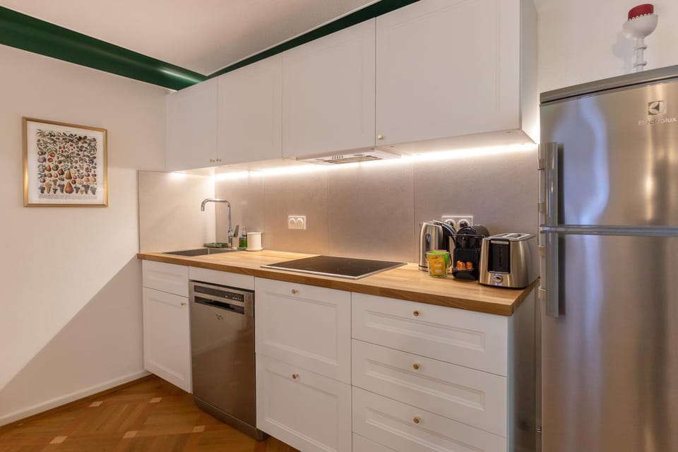Coffee/tea facilities, minibar, stove, toaster