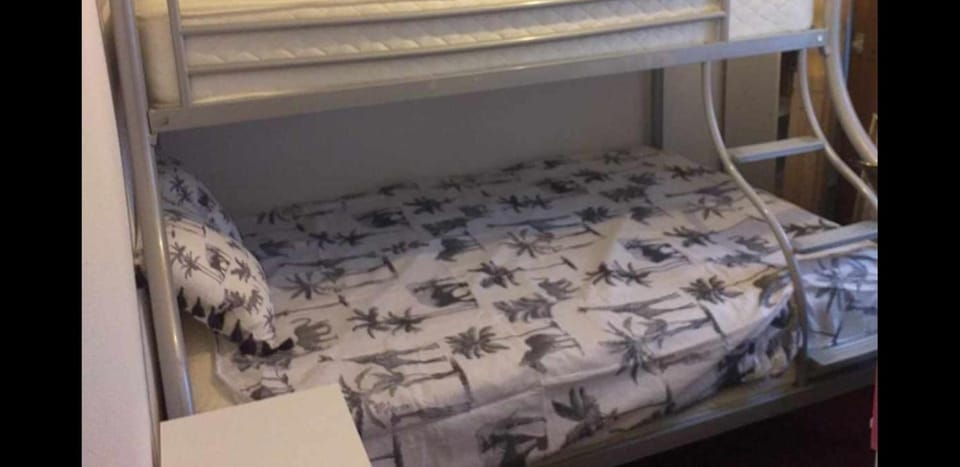 2 Bed Chalet Sleeps 5 - Pets Parking Near Beach Chalet in Hemsby