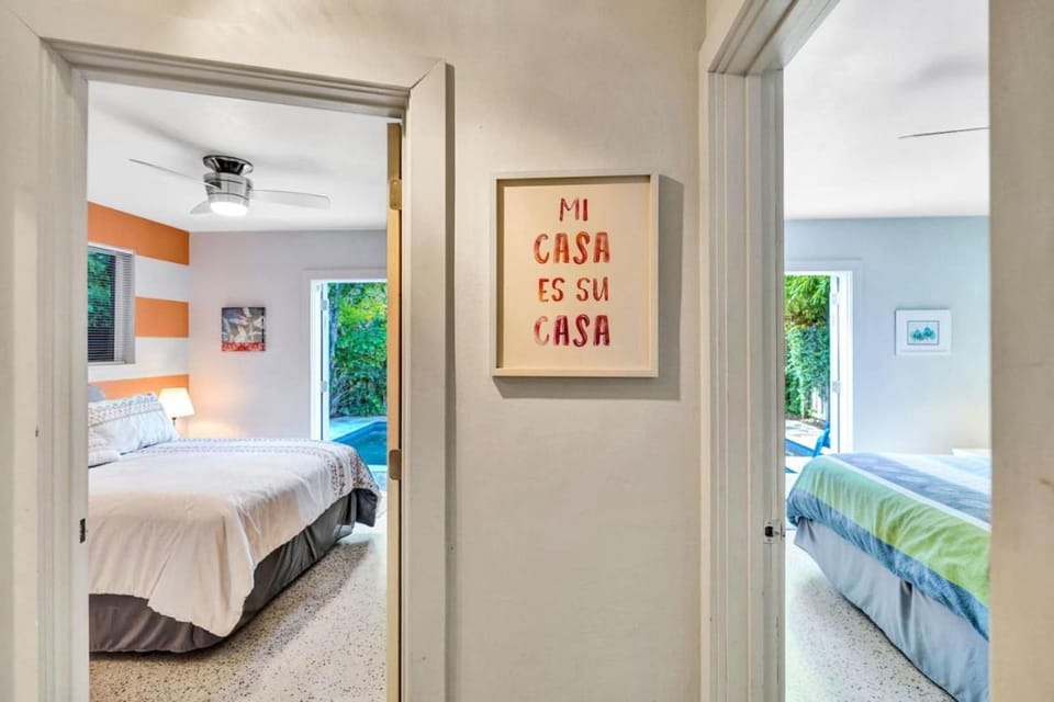 3bed 2bath with pool, 5 min. walk to food and fun House in Wilton Manors