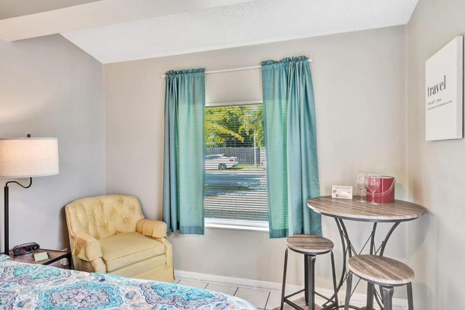 Private studio, 5 min. walk to Wilton Drive Apartment in Wilton Manors