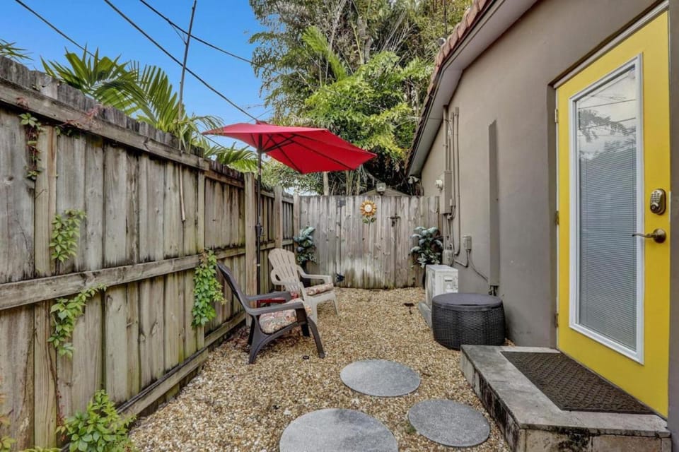 Private studio, 5 min. walk to Wilton Drive Apartment in Wilton Manors