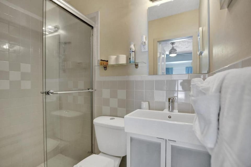 Private studio, 5 min. walk to Wilton Drive Apartment in Wilton Manors