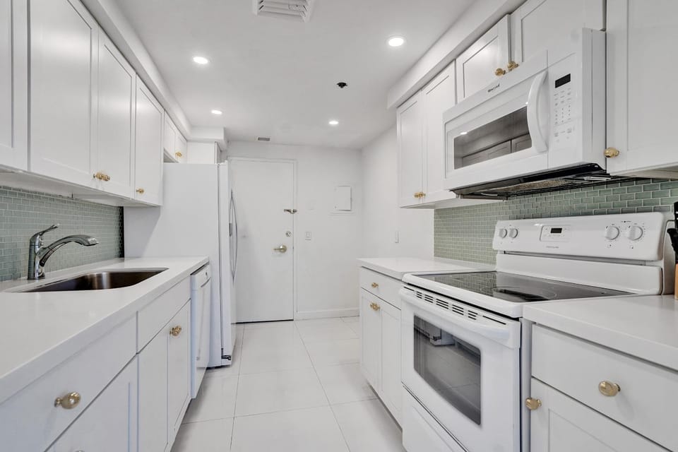 Ocean View 2BD Penthouse Beach Service PH-6 Apartment in Miami Beach