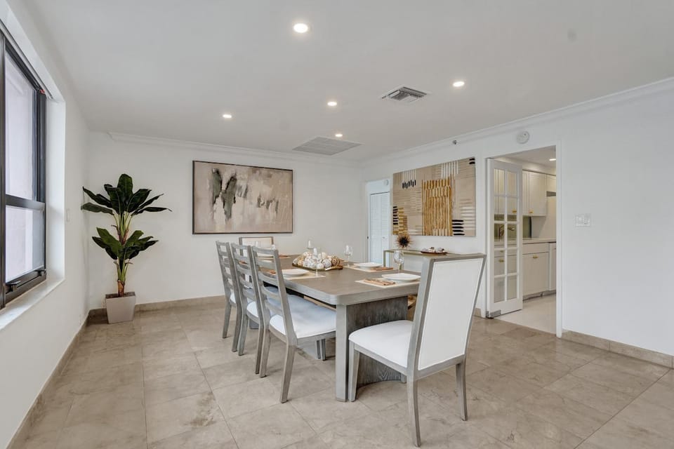 Ocean View 2BD Penthouse Beach Service PH-6 Apartment in Miami Beach